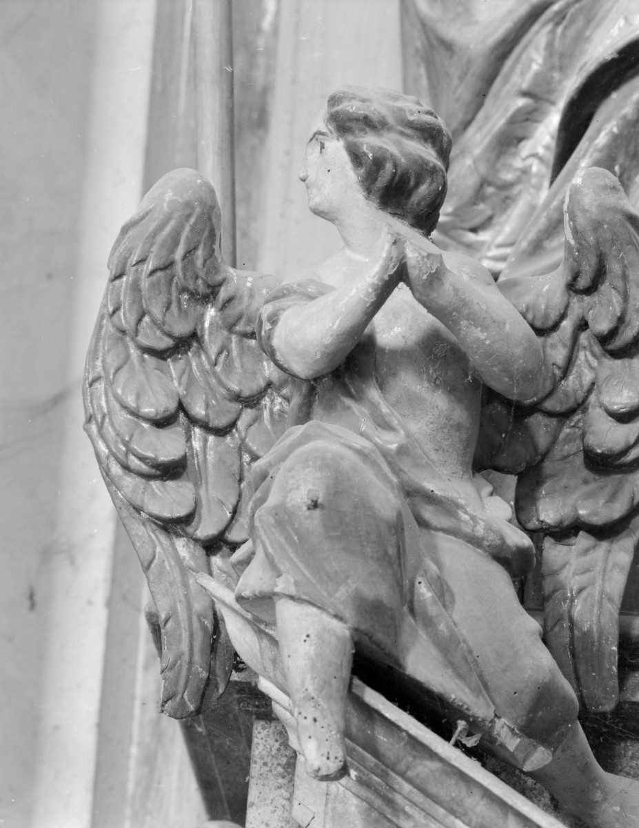 Kościół pw. NMP i św. Mikołaja - wnętrze: detal rzeźby aniołka., skan 1