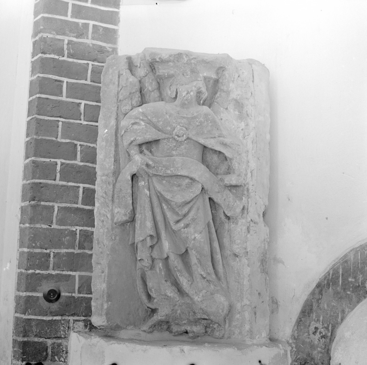 Kościół NMP na Piasku - wnętrze: wspornik w nawie pn., skan 1