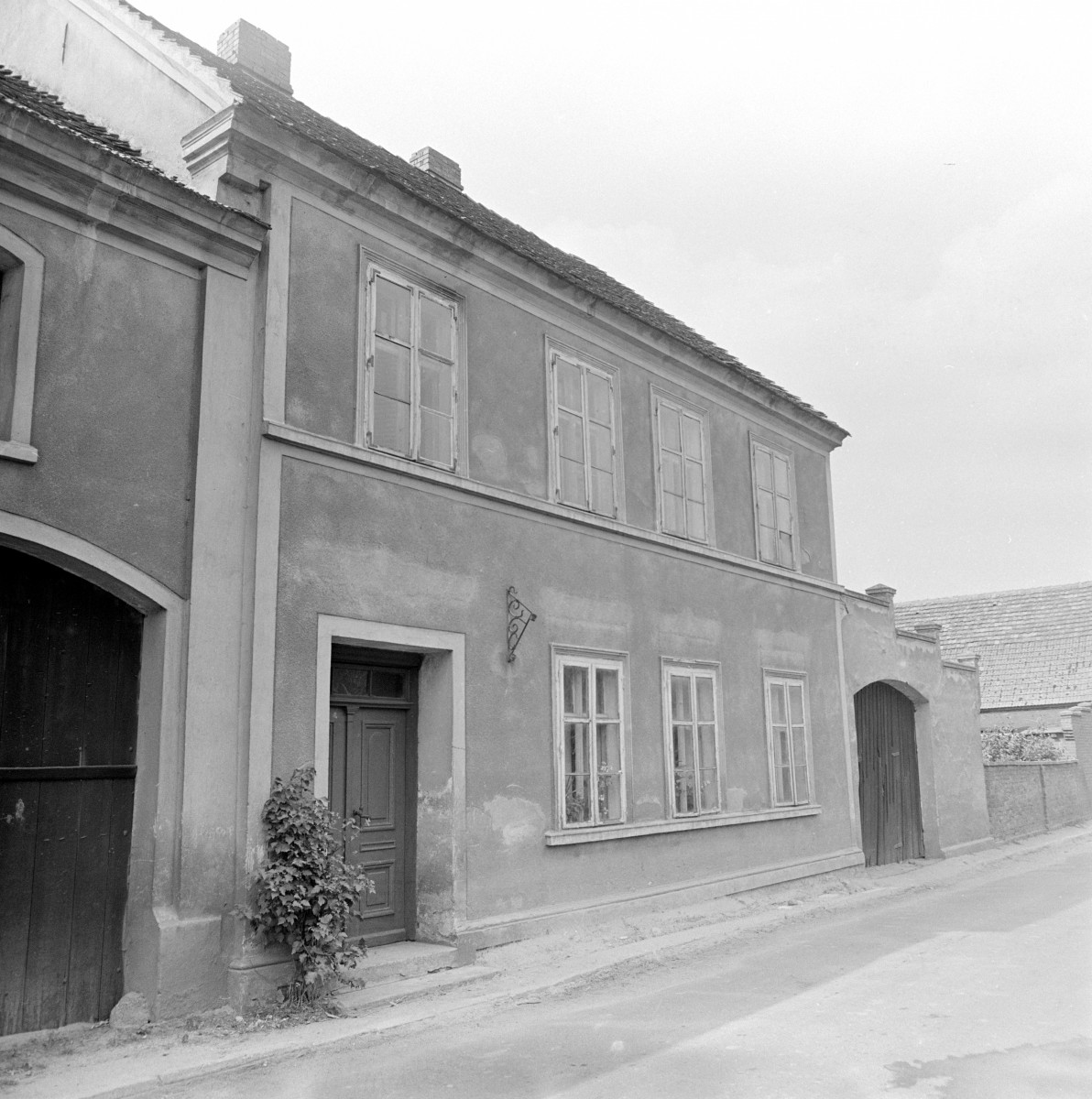 dom mieszkalny - elewacja od podwórza, skan 1