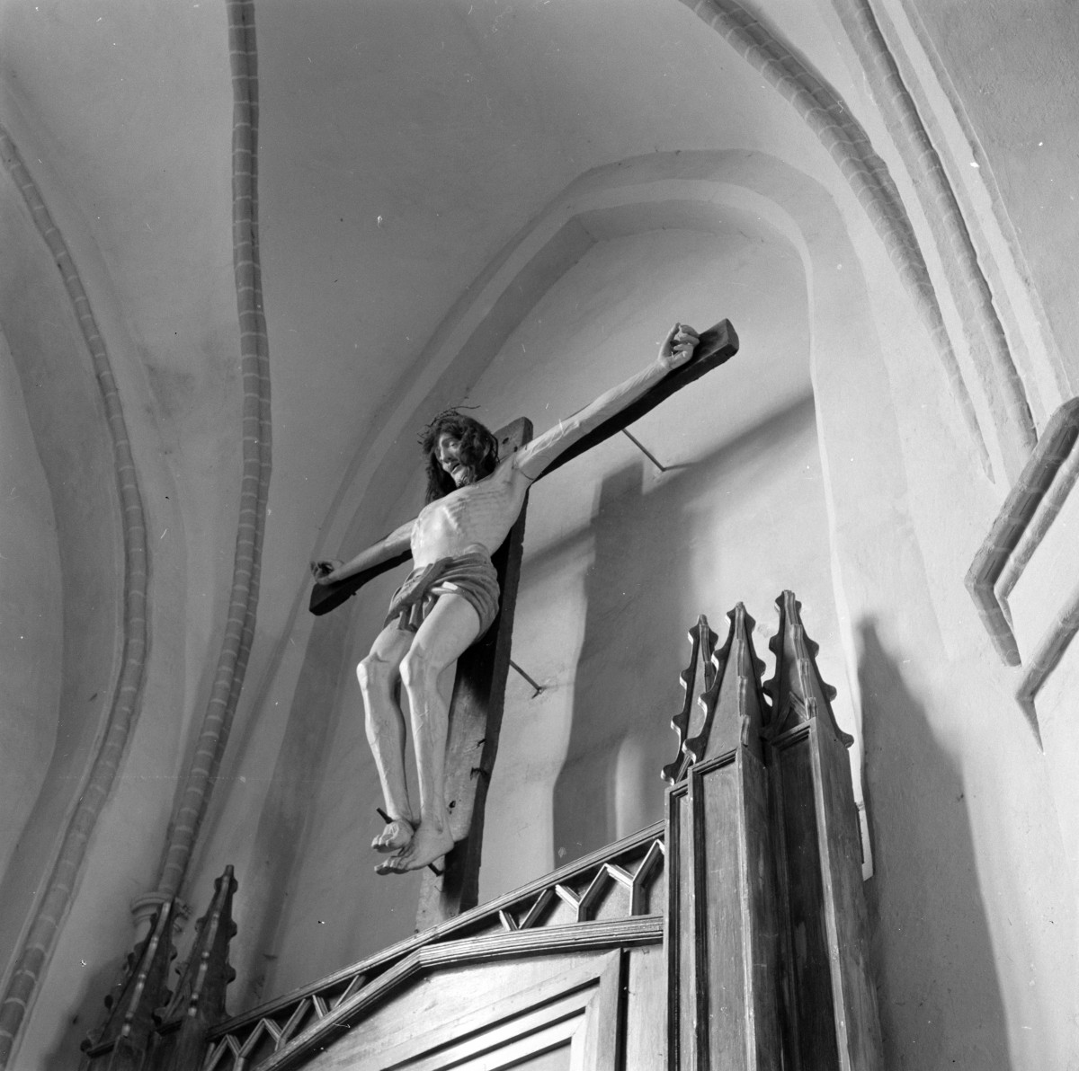 Kościół Matki Bożej Częstochowskiej - wnętrze, krucyfiks, skan 1