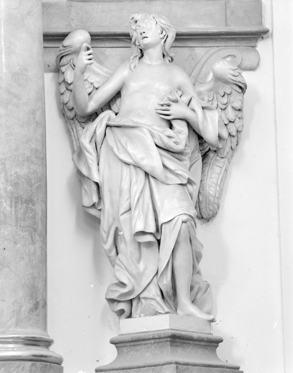 Kościół pw. NMP i św. Mikołaja - transept: ołtarz akantowy św. Krzyża. Rzeźba anioła., skan 1