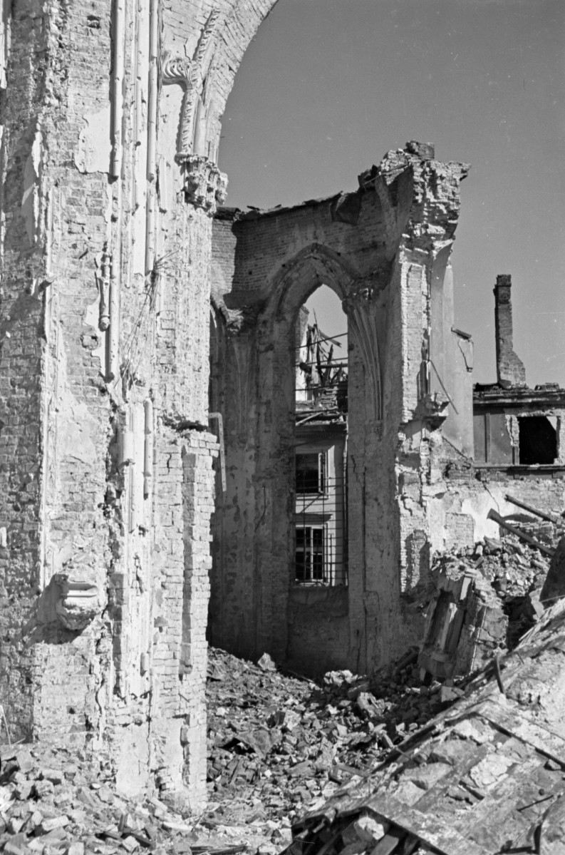 Katedra pw. św. Jana Chrzciciela. Fragment ruin., skan 1