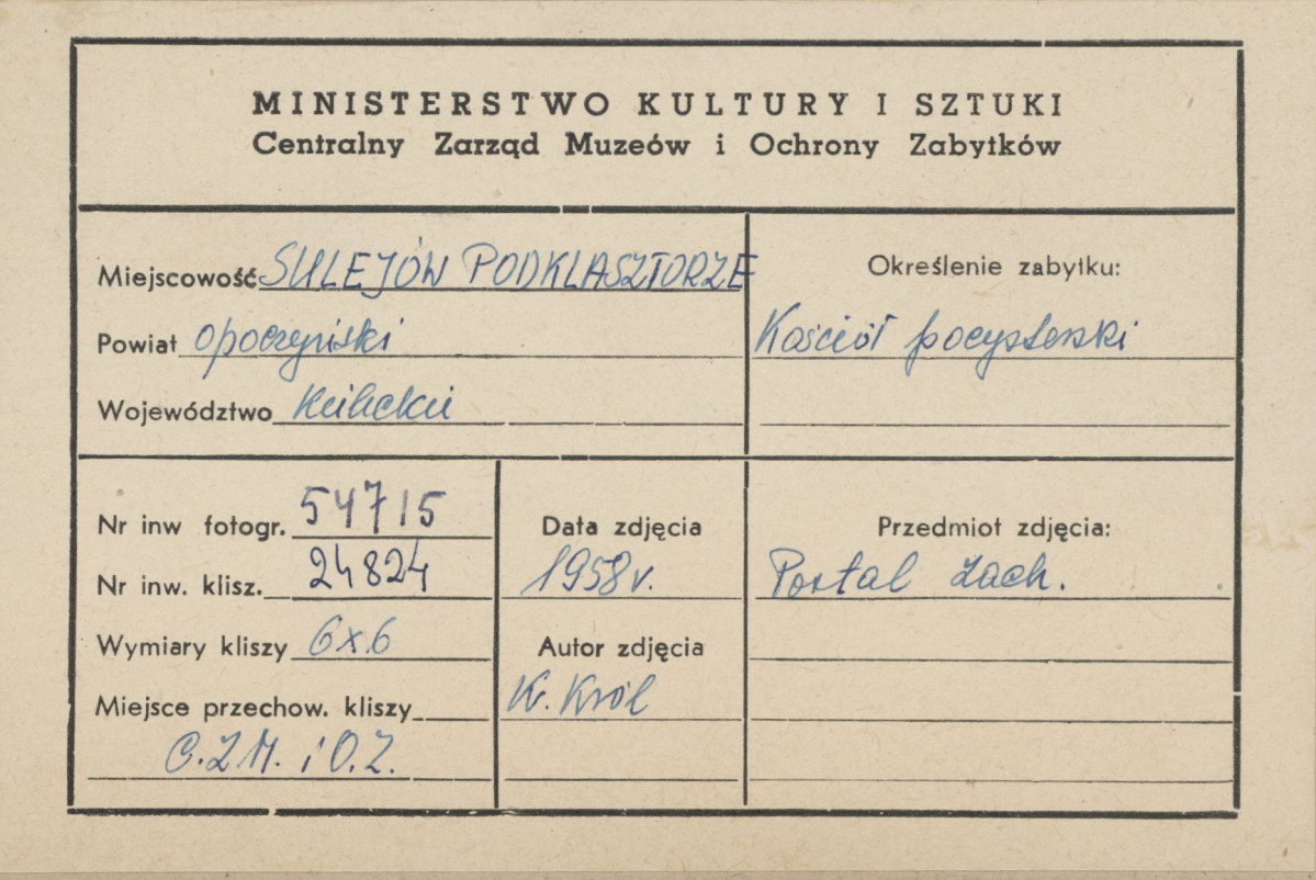 Zespół opactwa cystersów - widok na portal główny kościoła - metryczka, skan 1