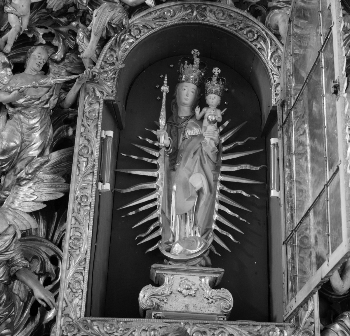 kościół parafialny pw. św.św. Mikołaja i Franciszka Ksawerego - wnętrze, rzeźba Matki Boskiej z Dzieciątkiem, skan 1