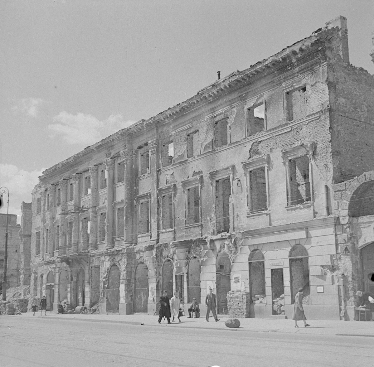 Zniszczona kamienica. Zniszczona elewacja kamienicy. Szkielet elewacji frontowej., skan 1