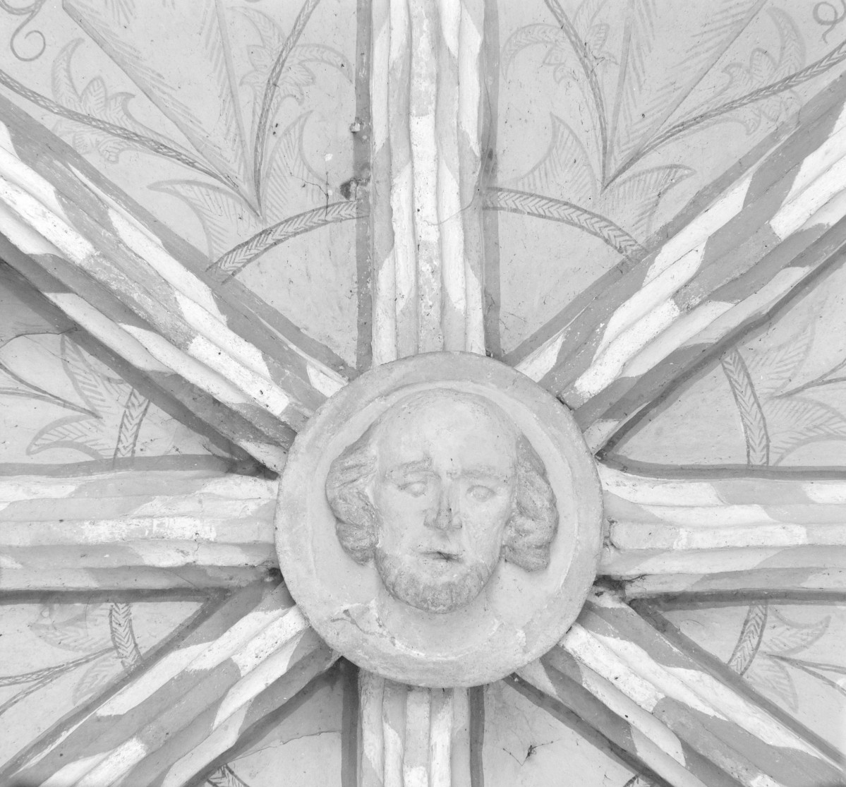 Kościół Wniebowzięcia Najświętszej Maryi Panny - wnętrze. Zwornik z wizerunkiem twarzy. Sklepienie empory. Polichromia., skan 1