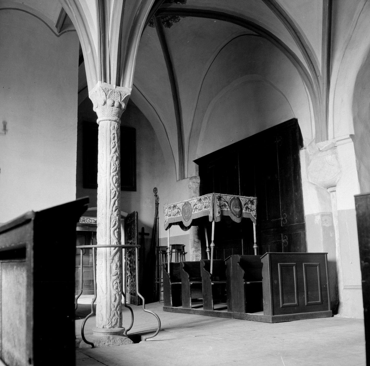 klasztor Norbertanek - kościół pw. Świętej Trójcy - wnętrze - kaplica południowa, skan 1