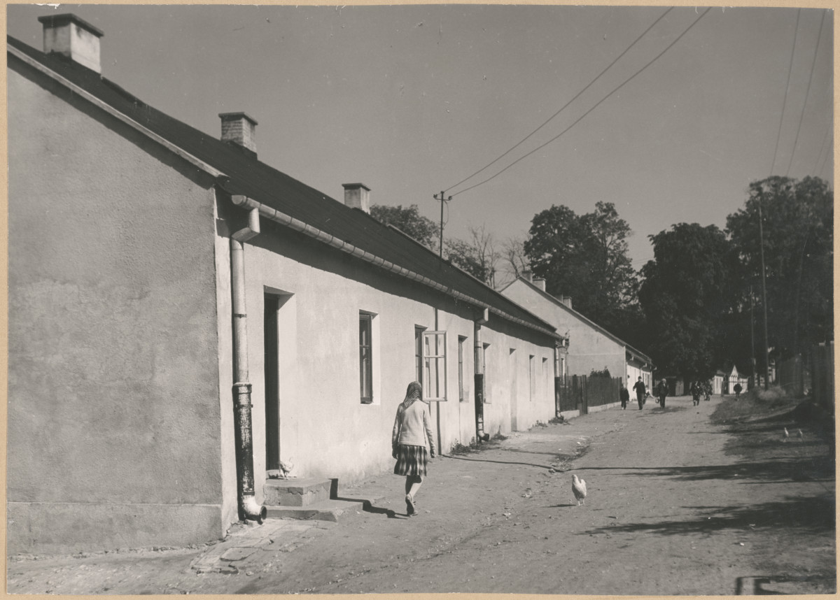 Zespół dworski - widok na czworaki

 , skan 1