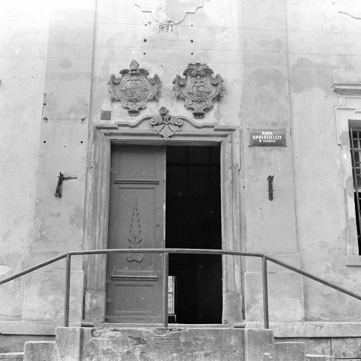 pałac, 1. połowa XVIII w. - portal w fasadzie głównej, widok zewnętrzny, skan 1