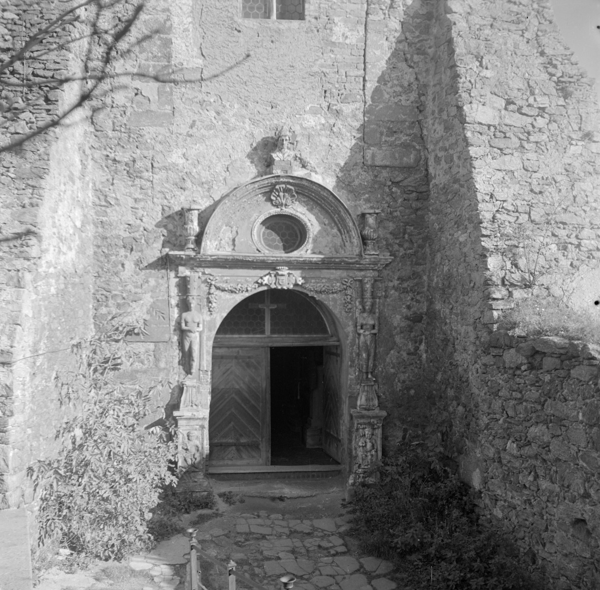 zamek Grodno - zamek średni - portal do zamku górnego, skan 1
