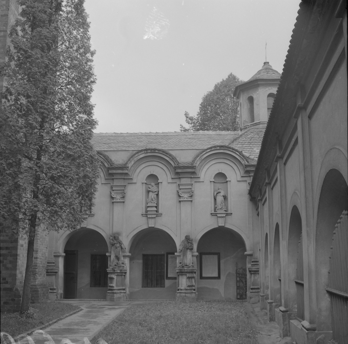 kościół św. Józefa - dziedziniec, krużganki, skan 1