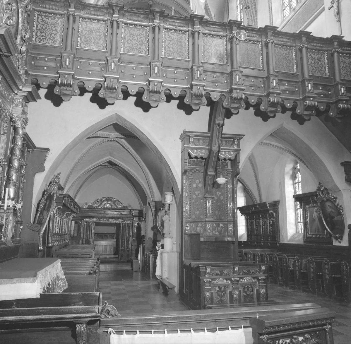 Kościół św. Jan Chrzciciela i św. Jana Ewangelisty - wnętrze: drewniana empora,, widoczne stalle po obu stronach., skan 1