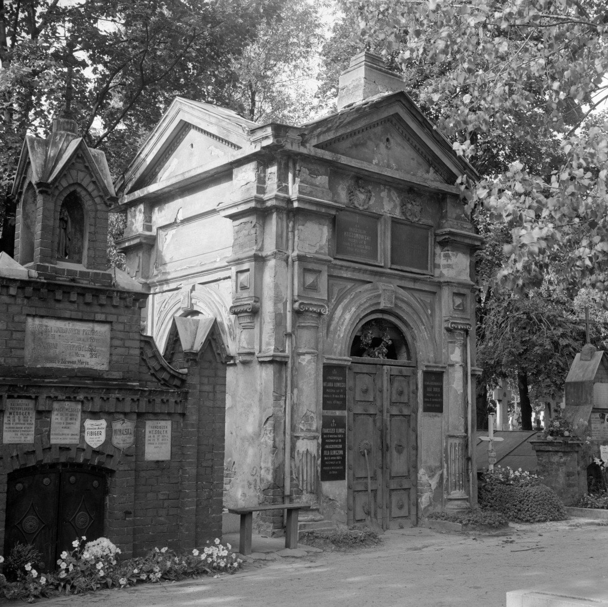 cmentarz - grobowiec Kaczorowskich, skan 1