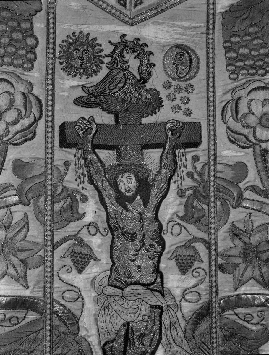 klasztor Benedyktynek - zbiory - ornat barokowy haftowany - fragment, skan 1