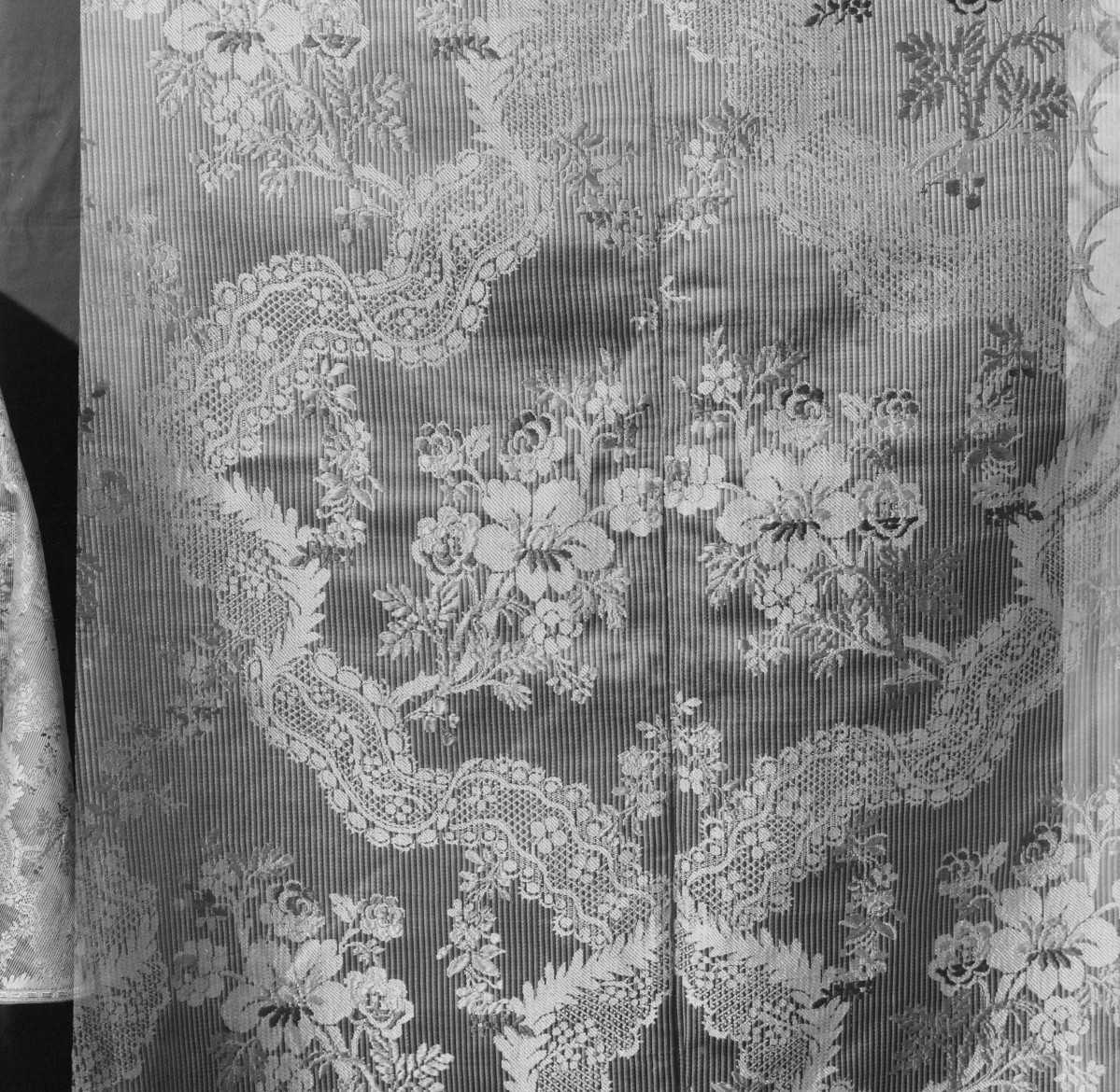 Skarbiec Katedralny - Kapa. Francja. 1760 - 65. Fragment raportu wzoru tkaniny., skan 1