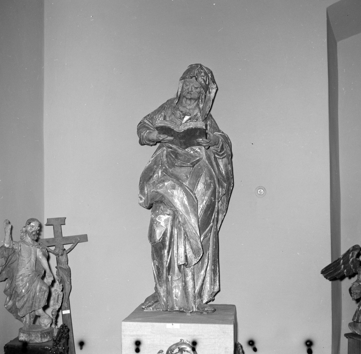 muzeum archidiecezjalne - rzeźba - figura świętej, skan 1