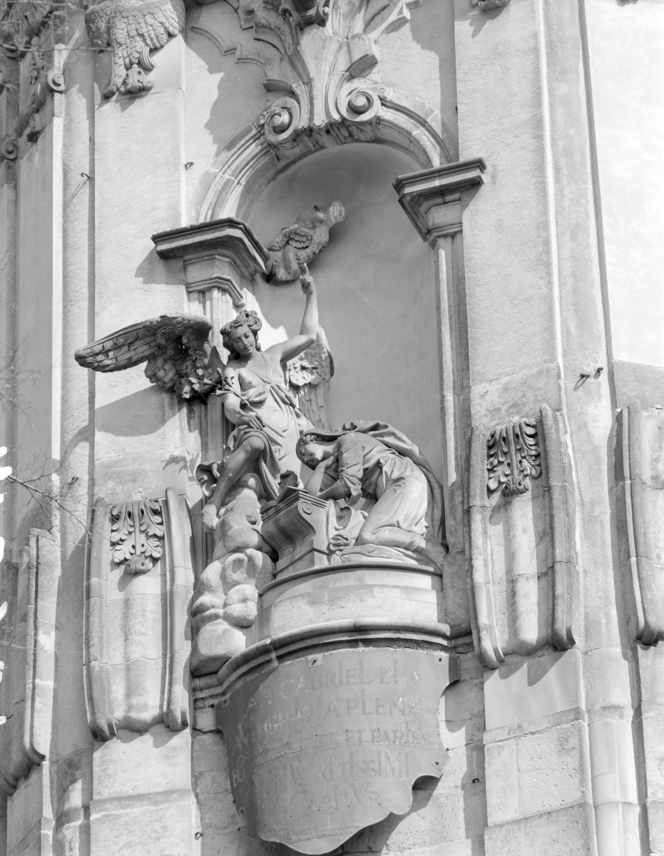 klasztor Benedyktynek - kościół pw. Wniebowzięcia Najświętszej Maryi Panny - elewacja frontowa - rzeźba w niszy, skan 1