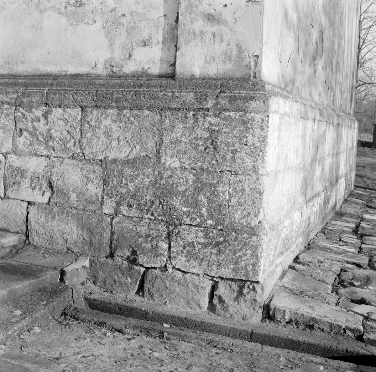 kościół pw. św. Mikołaja - fragment cokołu kaplicy /Firlejów?/, skan 1