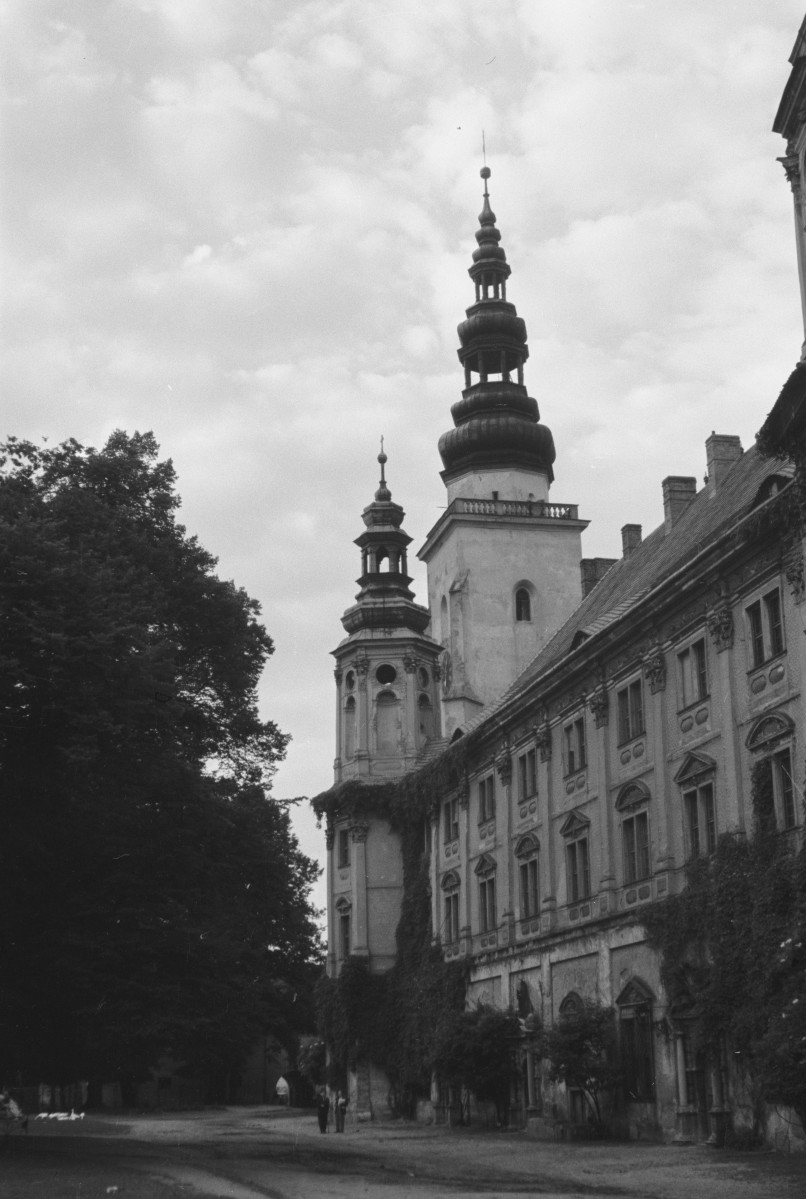 klasztor Cystersów - elewacja boczna, skan 1