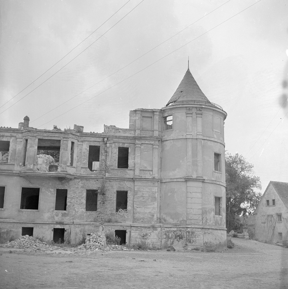 pałac - elewacja, baszta, skan 1