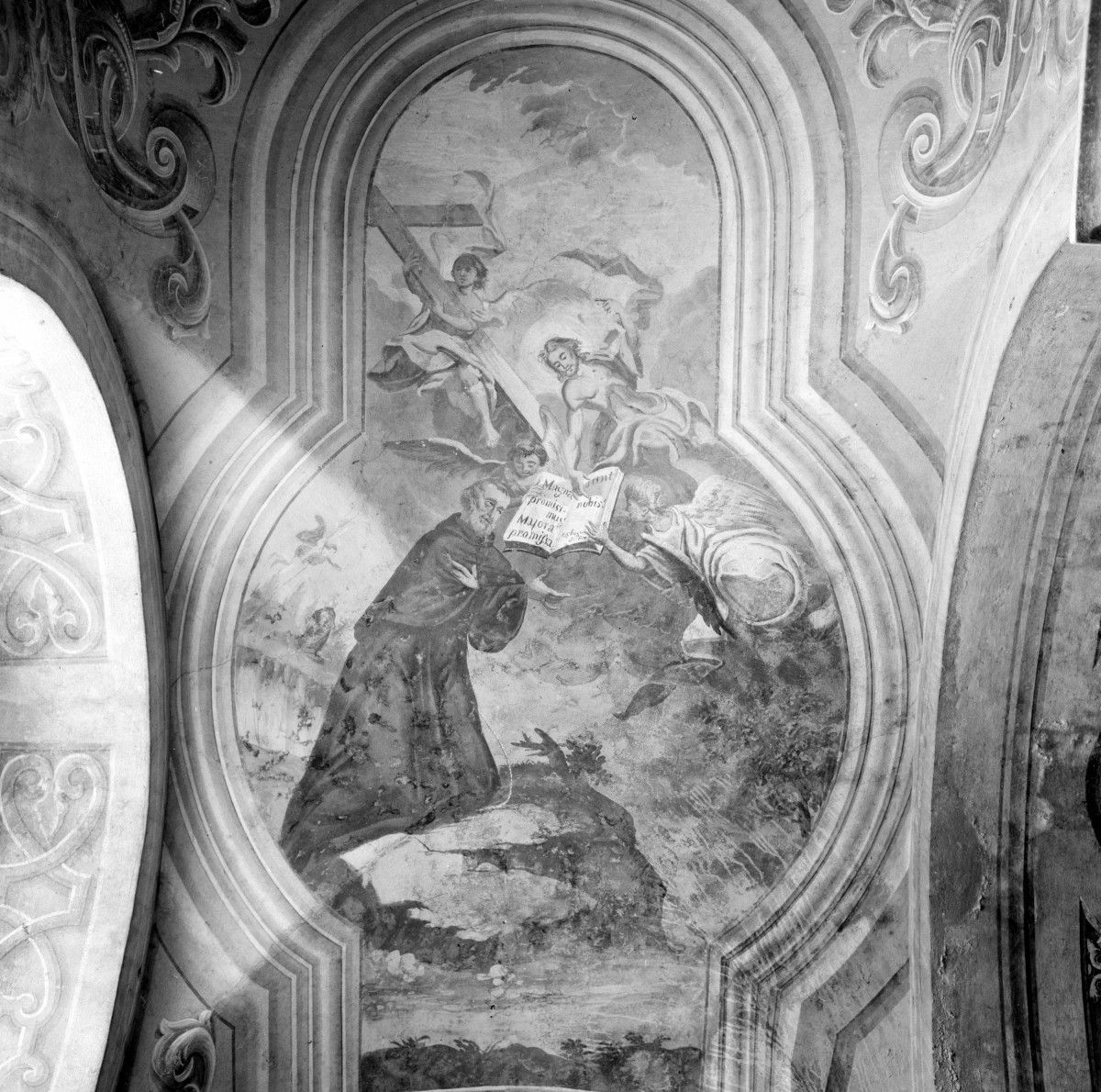 klasztor Franciszkanów - wnętrze, sklepienie z malowidłem, skan 1