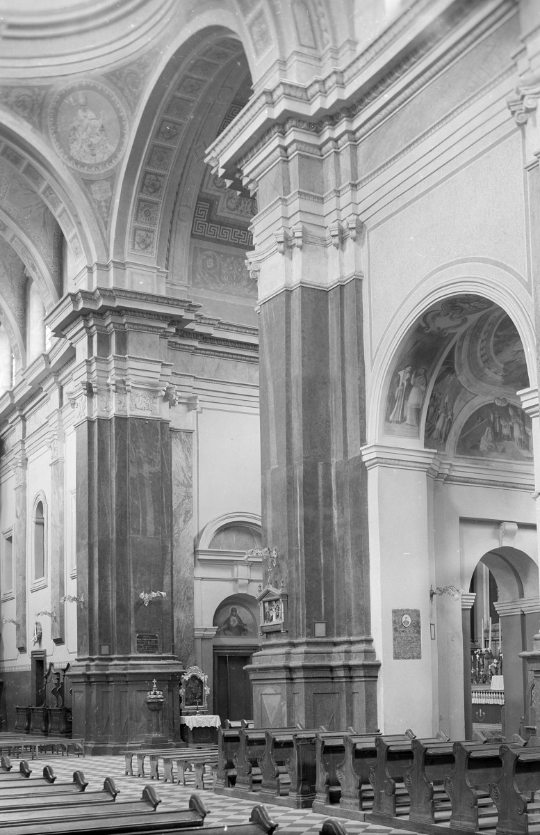 zespół klasztorny Filipinów, kościół, obecnie parafialny pw. św.św. Filipa Neri i Jana Chrzciciela  - wnętrze: fragment nawy głównej, skan 1