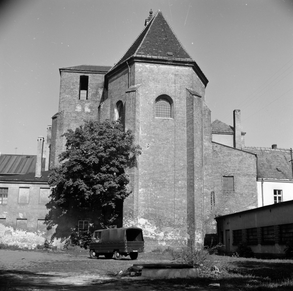 kościół Garnizonowy pw. św. Wojciecha i św. Stanisława - elewacja prezbiterium, skan 1