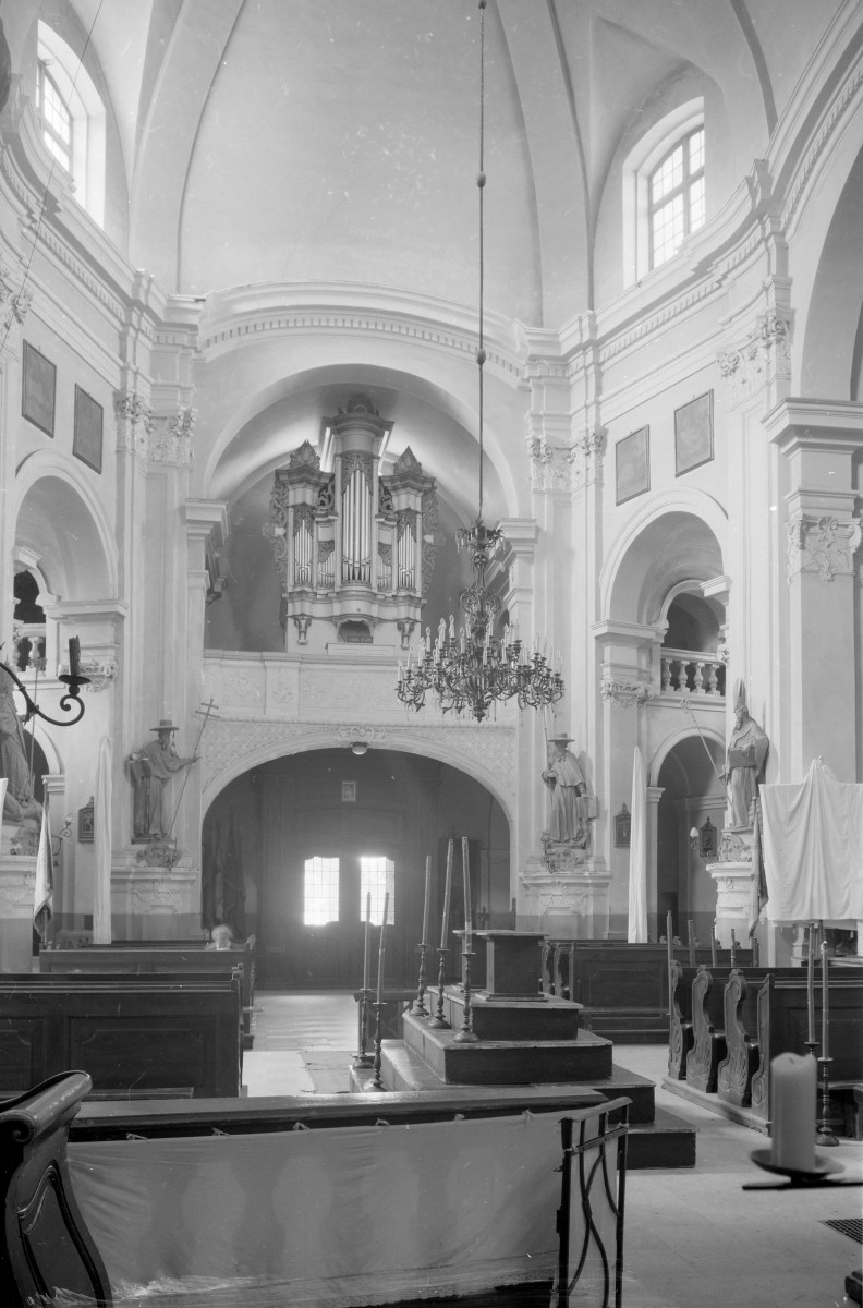 Bazylika mniejsza św. Anny - wnetrze: nawa główna. Empora z prospektem organowym., skan 1