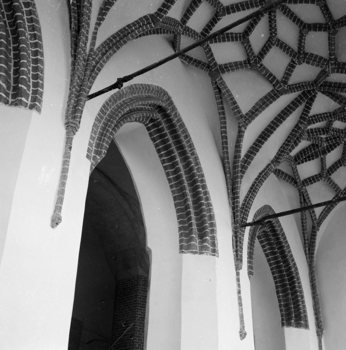 kościół rzymskokatolicki, ob. katedra pw. św. Mikołaja - wnętrze: kaplica we wschodnim zakończeniu nawy północnej - fragment, skan 1