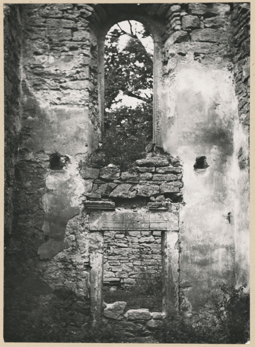 Zespół ruin kościoła i szpitala św. Ducha - widok na portal z kruchty do nawy kościoła, skan 1