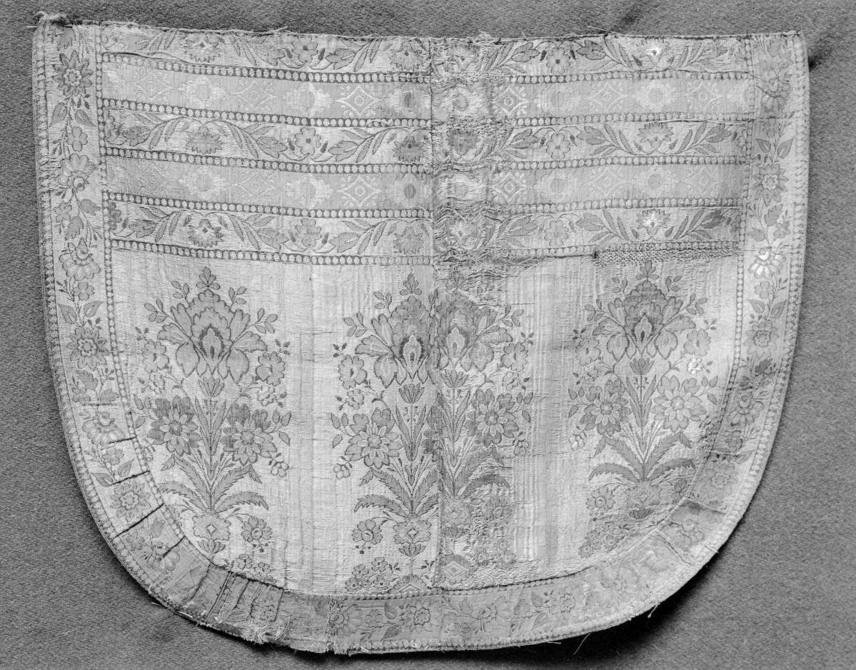 kościół pw. Wniebowzięcia Najświętszej Maryi Panny i św. Zygmunta - Muzeum Diecezjalne - zbiory - kaptur kapy z 1790 r., skan 1