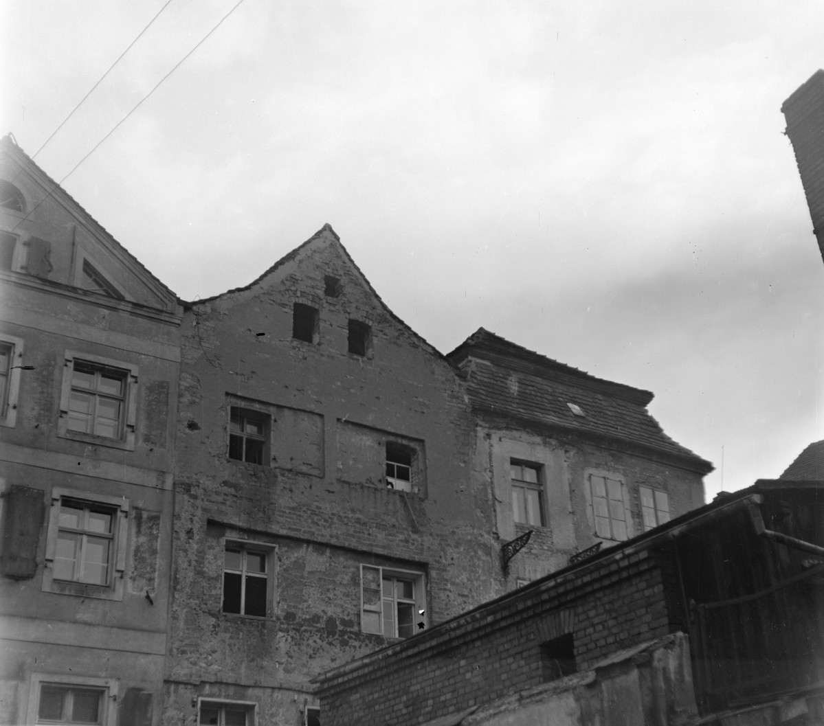 rynek - szczyty domów od podwórza, skan 1