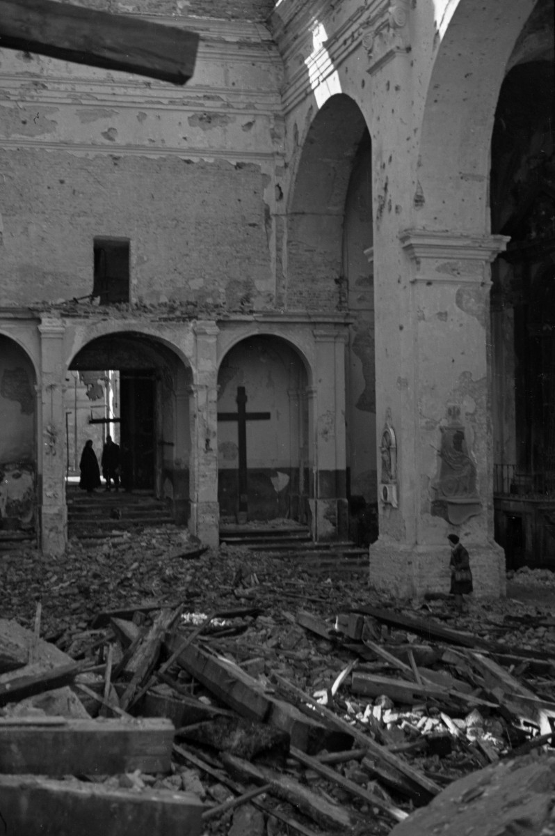 Konwent św. Jacka - Dominikanie. Gruzowisko nawy głównej. Filar., skan 1