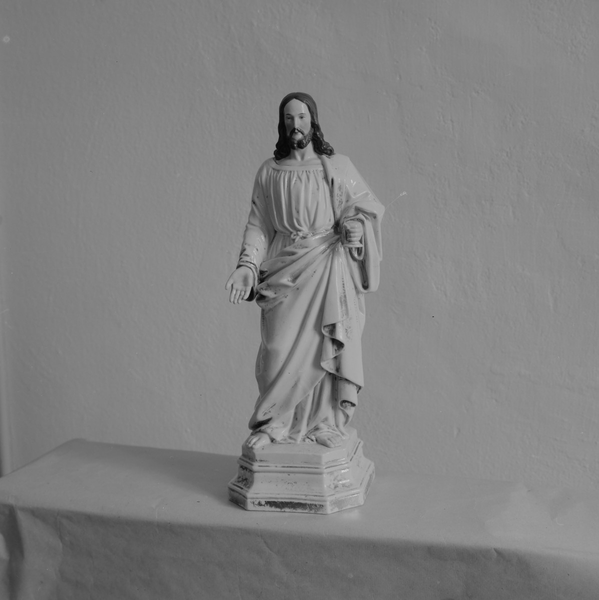 klasztor ss. Mniszek Benedyktynek - zbiory - figura porcelanowa Chrystusa z XIX wieku, skan 1