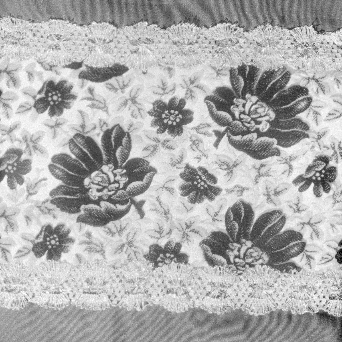 Skarbiec Katedralny - Ornat. Niemcy ok. XIX wieku. Fragment raportu wzoru kolumny., skan 1