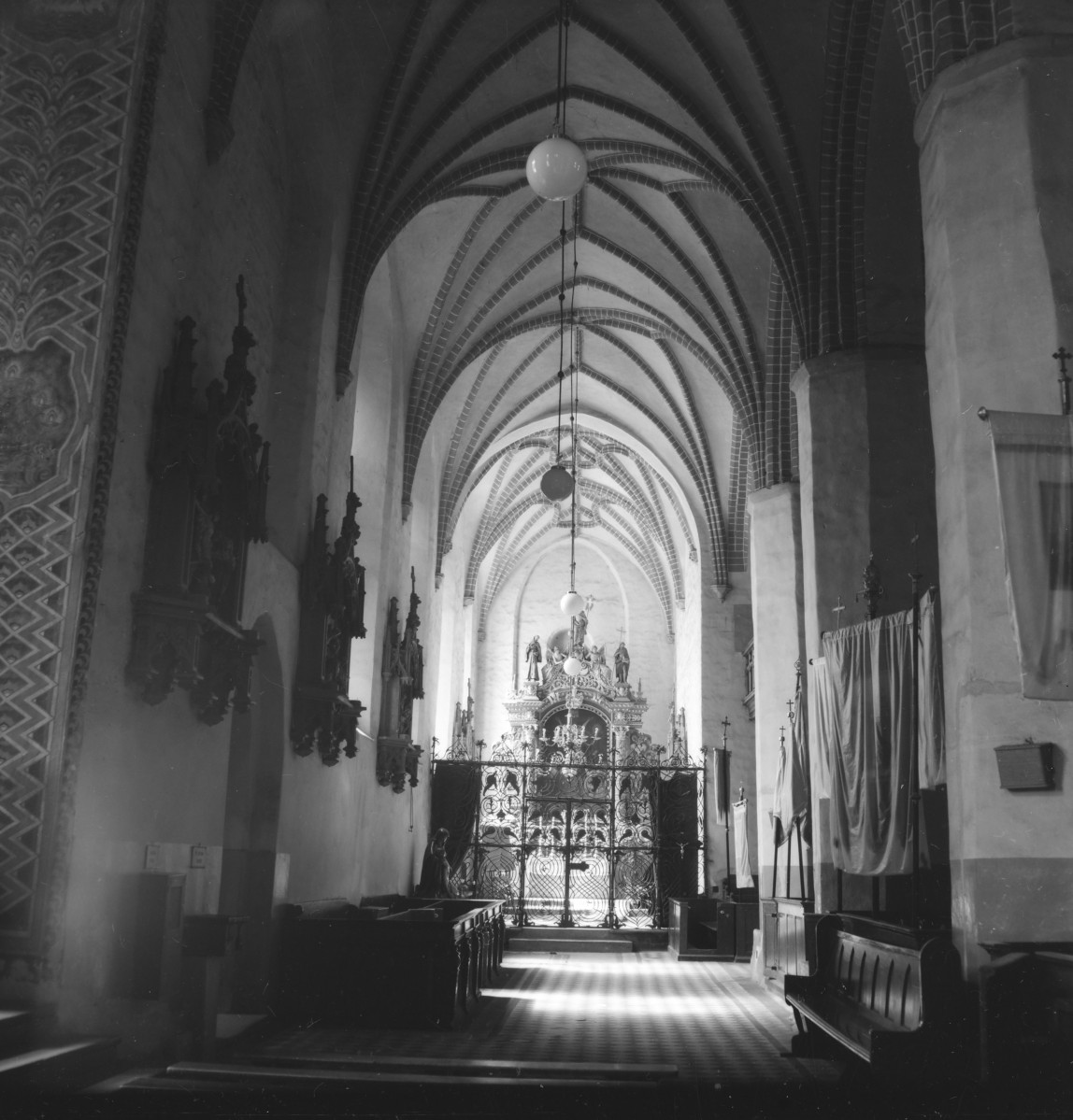 Kościół Świętych Apostołów Piotra i Pawła - wnętrze: nawa boczna i manierystyczny ołtarz kaplicy Wejherów, skan 1