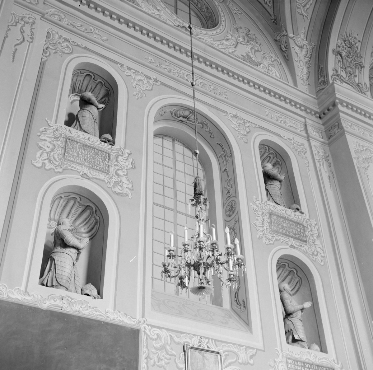bazylika pw. W.N.M.P - prezbiterium, nagrobek rodziny Ligęzów, skan 1