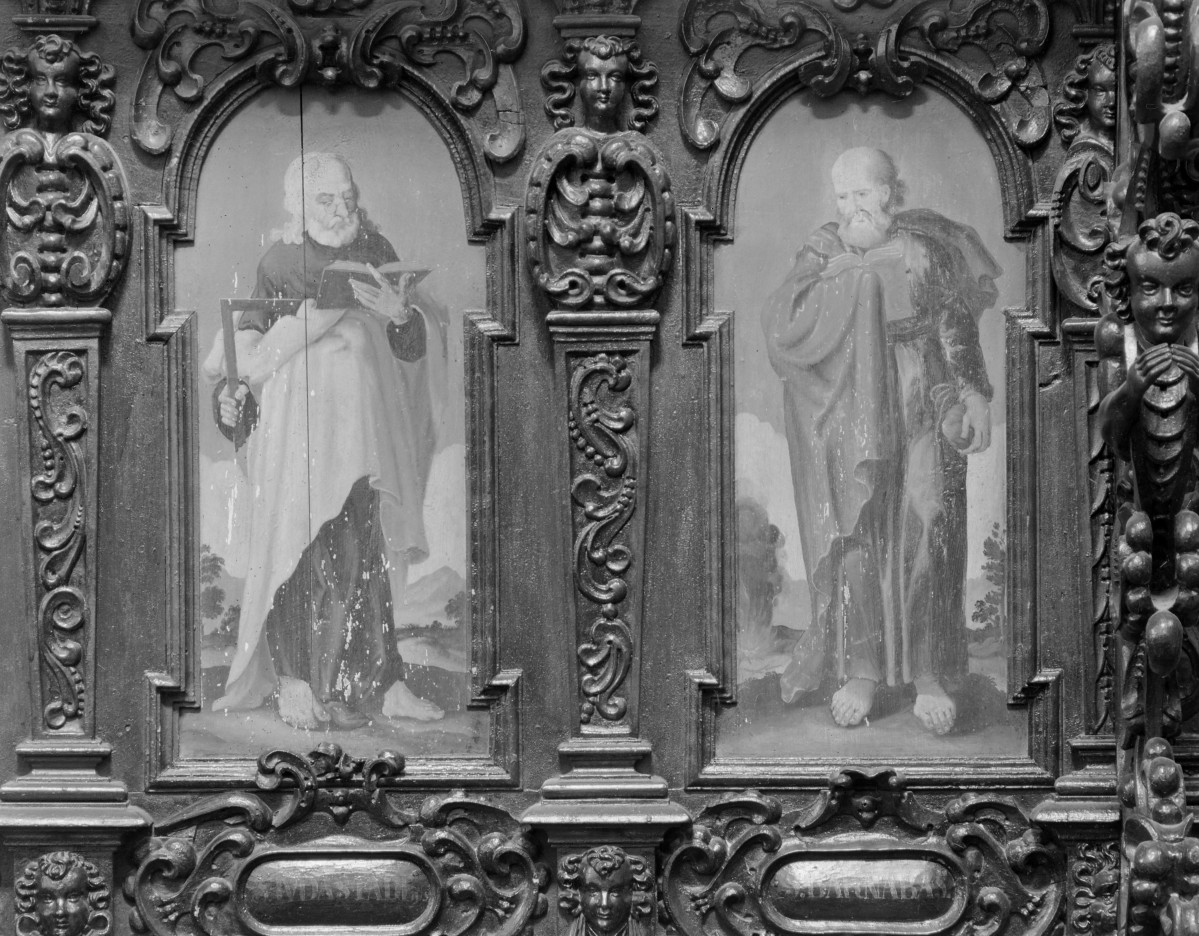 Kościół pw. NMP i św. Mikołaja - wnętrze: stalle. Zaplecki z wizerunkami świętych min. św. Barnaba.., skan 1