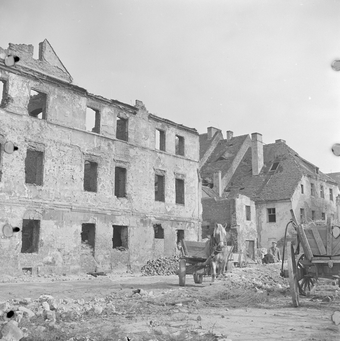 kamienica - elewacja frontowa, ruina, skan 1