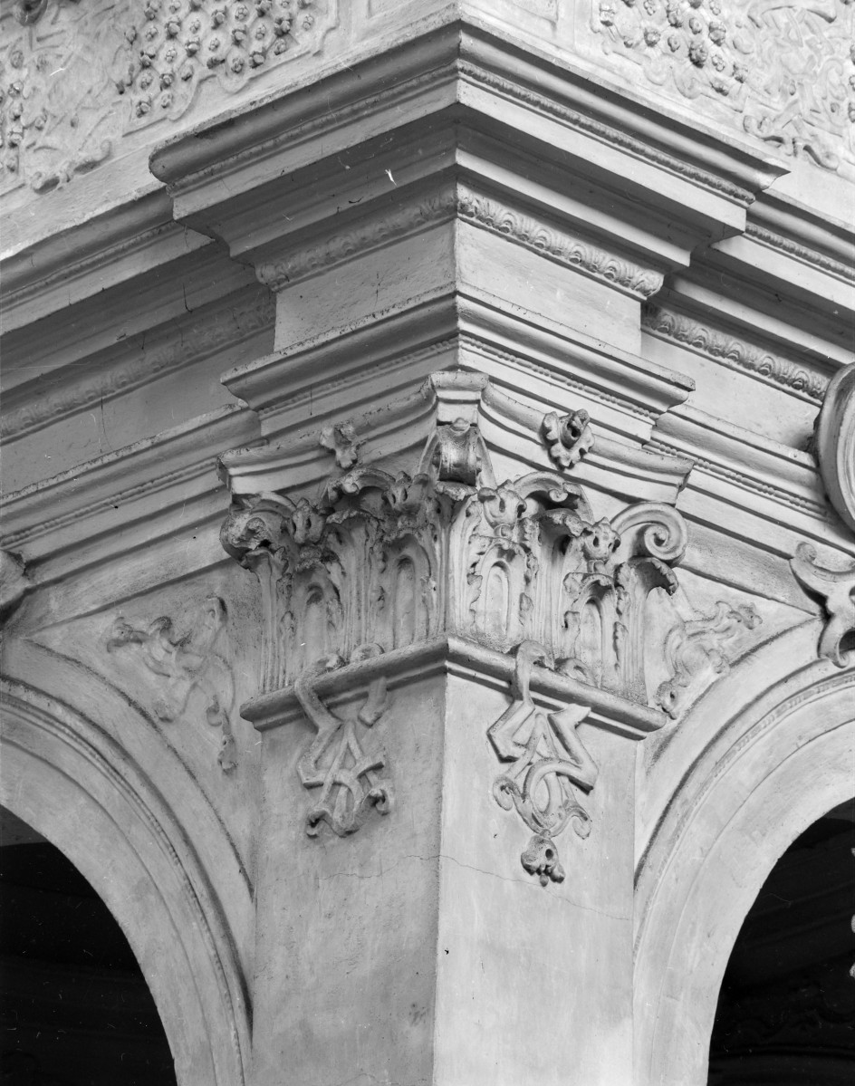 kościół klasztorny augustianów eremitów, ob. parafialny pw. św.św. Wacława, Doroty i Stanisława - wnętrze: kaplica we wschodnim zakończeniu nawy bocznej - fragment, skan 1