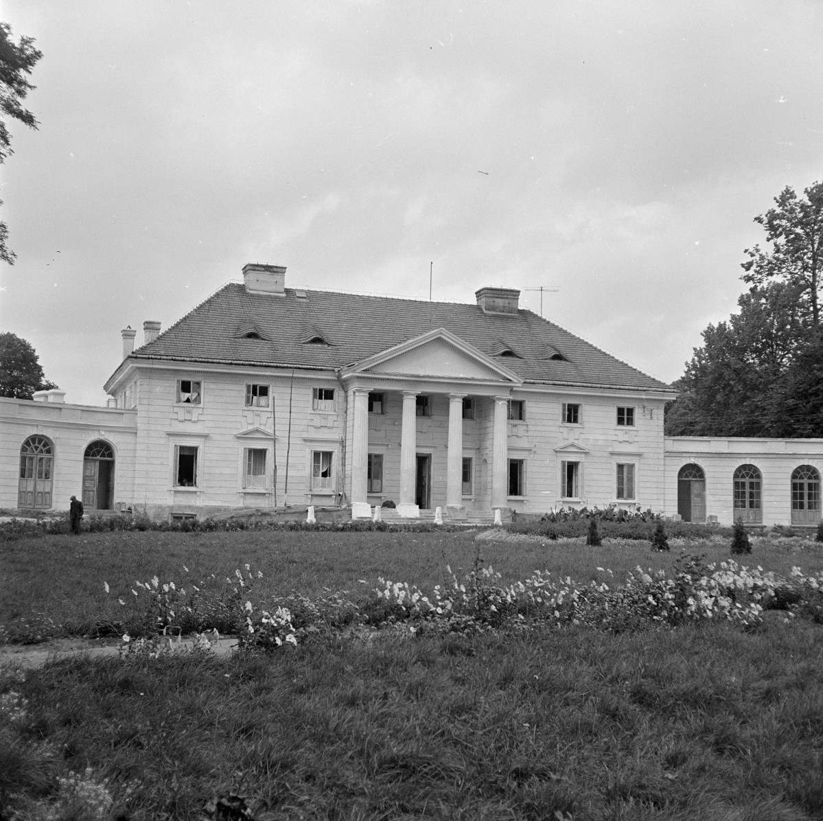 Klasycystyczny pałac Małachowskich - elewacja frontowa, skan 1