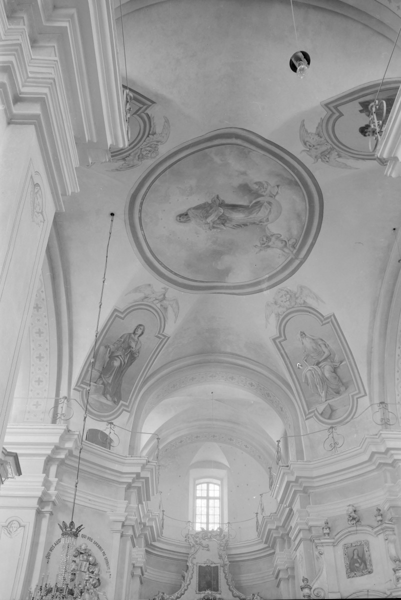 Kościół Niepokalanego Poczęcia Najświętszej Maryi Panny - wnętrze: sklepienie koszowe z polichromią., skan 1