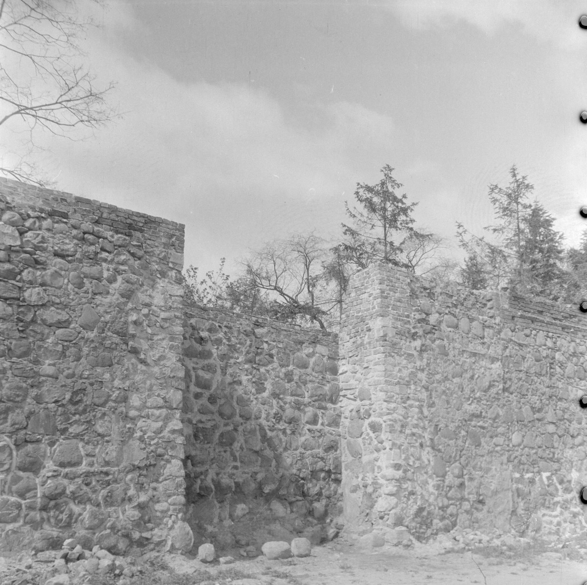 mury miejskie - wykusz przy bramie Pyrzyckiej - widok od strony miasta, skan 1