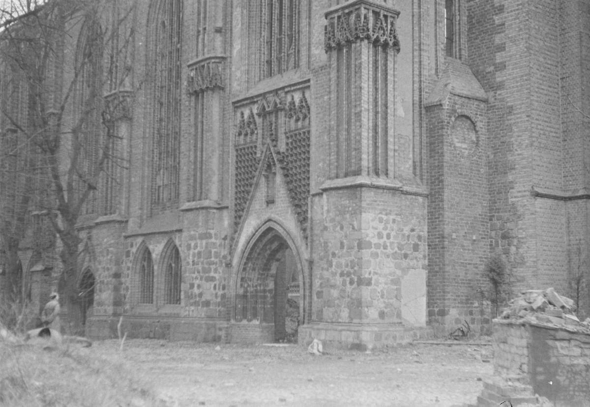 katedra - elewacja oraz portal, skan 1