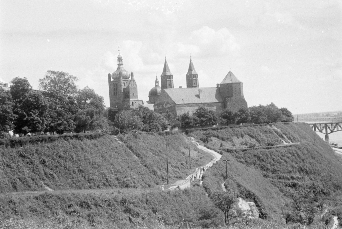 katedra na wzgórzu - widok od wschodu, skan 1