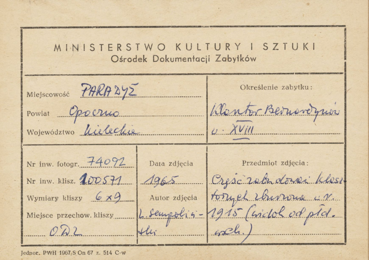 Zespół klasztorny - widok od strony płd. - wsch. na zrujnowane budynki klasztorne  - metryczka
 , skan 1