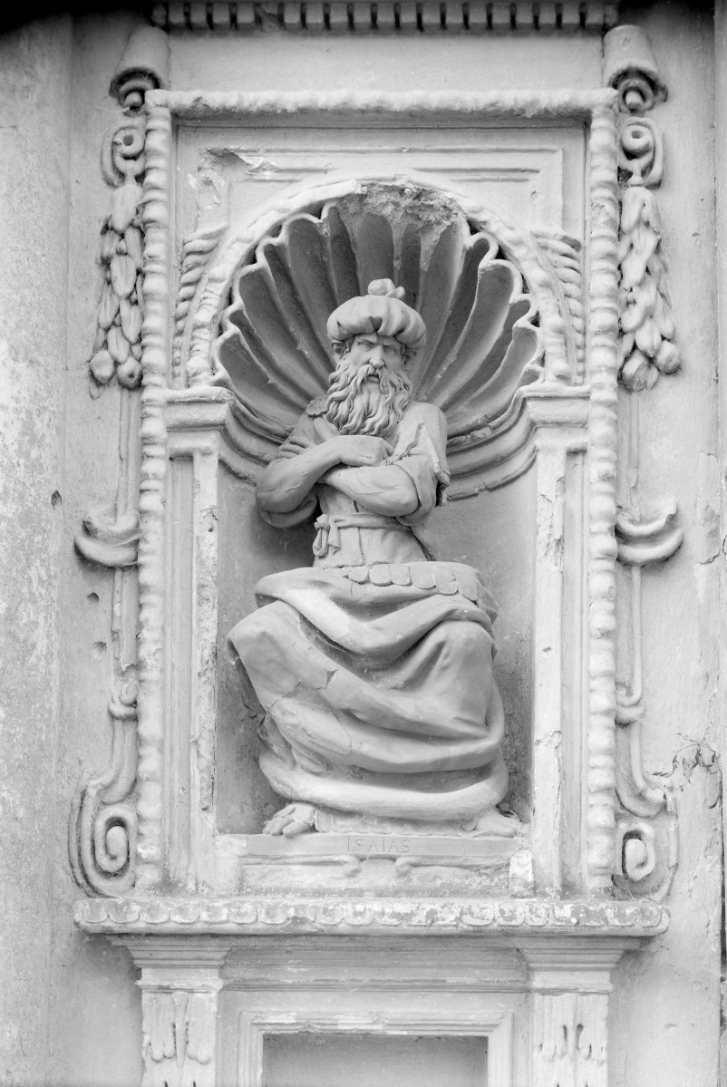 domek Loretański 1634-38 - fragment elewacji, terrakotowa figura Isaiasza w niszy, skan 1
