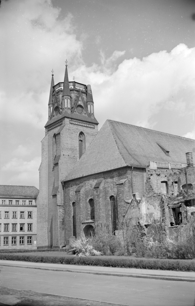 kościół parafialny pw. Wniebowzięcia Najświętszej Marii Panny - widok od południowego-zachodu, skan 1