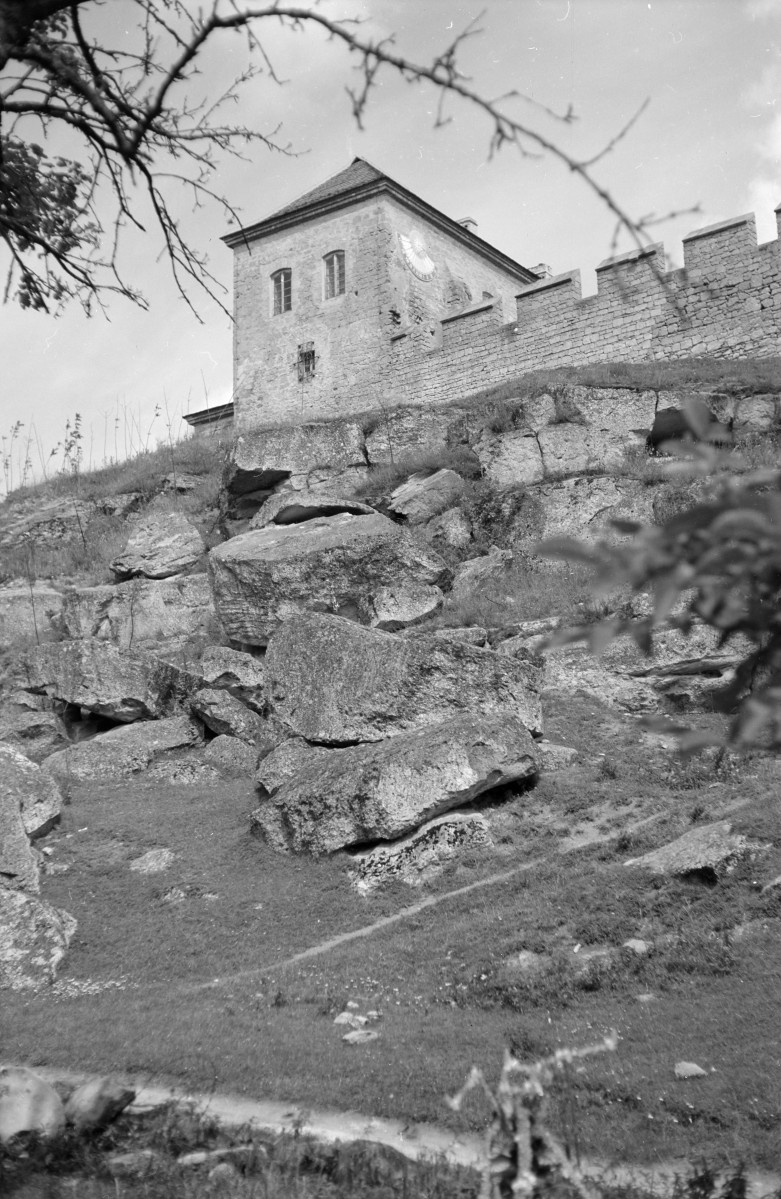 zamek, fragment elewacji skarbczyka i mury obronne, skan 1