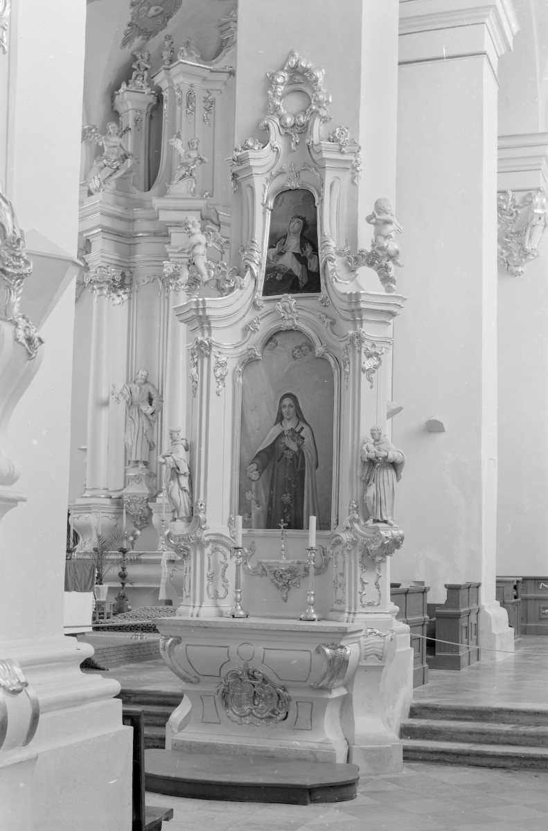 kolegiata - wnętrze: ołtarze na filarach prawej nawy, skan 1